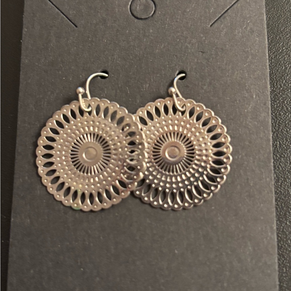 Elegant Silver Filigree Earrings - Picture 2 of 3